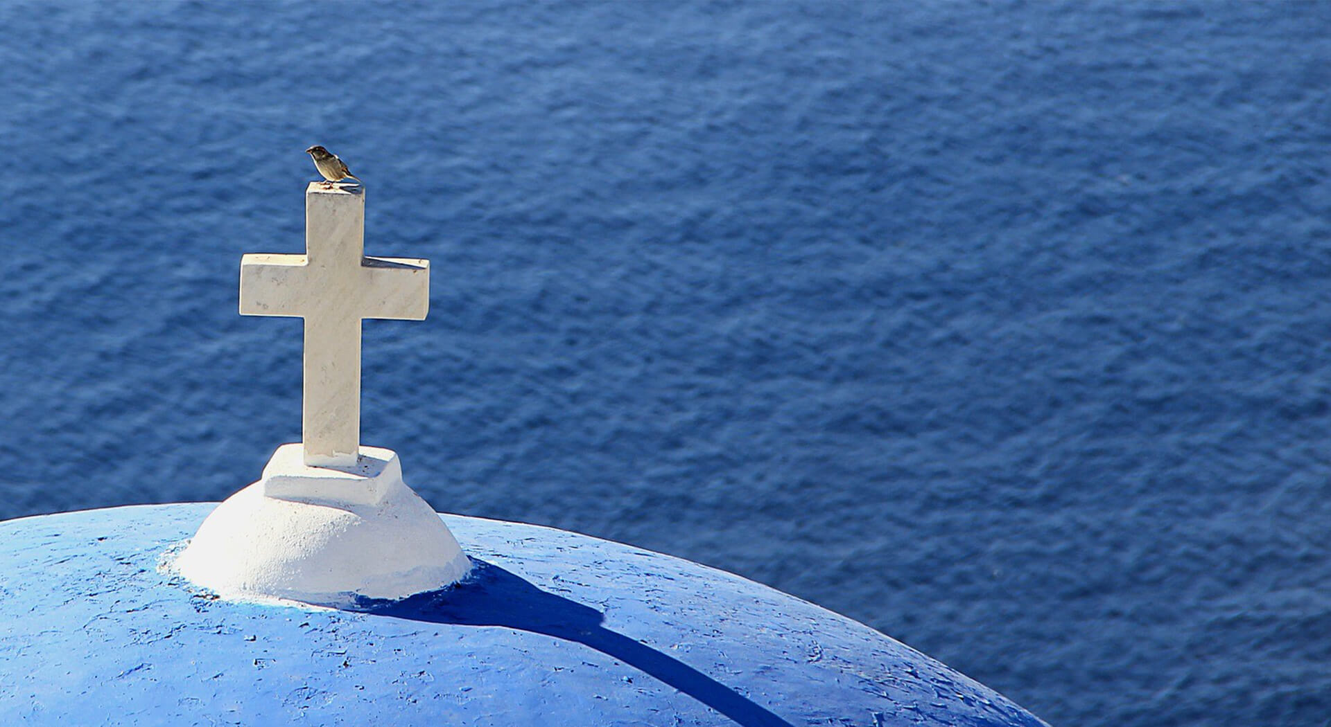 Iglesia católica delante del mar